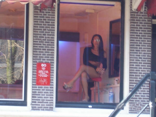 Prostituta al quartiere a luci rosse, link qui per dimensioni reali