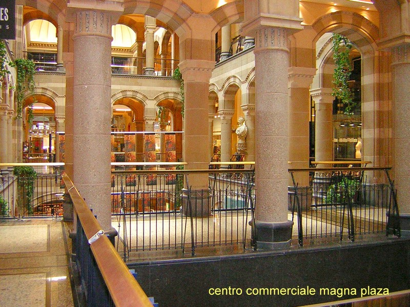 Centro Commerciale Magna Plaza Interni, qui per ingrandire, link qui per dimensioni reali