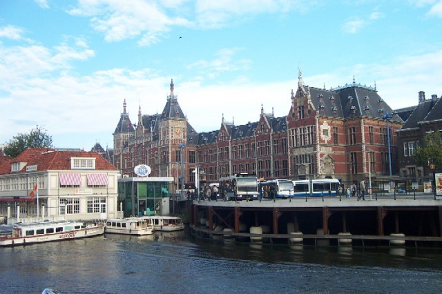 Centraal Station Amsterdam, link qui per dimensioni reali